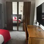 Kayumba Ltd Bed & Breakfast Leeds (West Yorkshire)