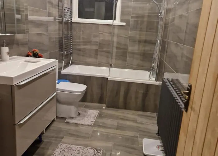 Kayumba Ltd Bed and breakfast Leeds (West Yorkshire)